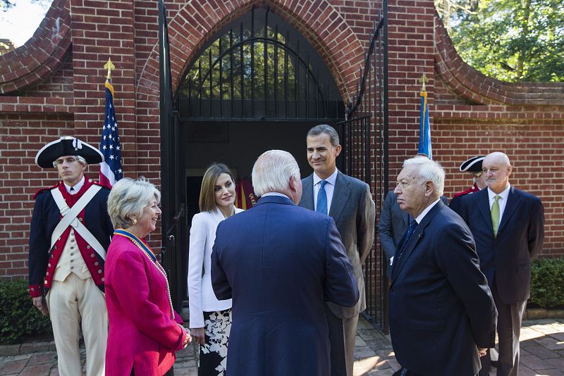 El rey Felipe VI y la reina Letizia, acompañados por el ministro español de Asuntos Exteriores, José Manuel García Margallo, visitan Mount Vernon.