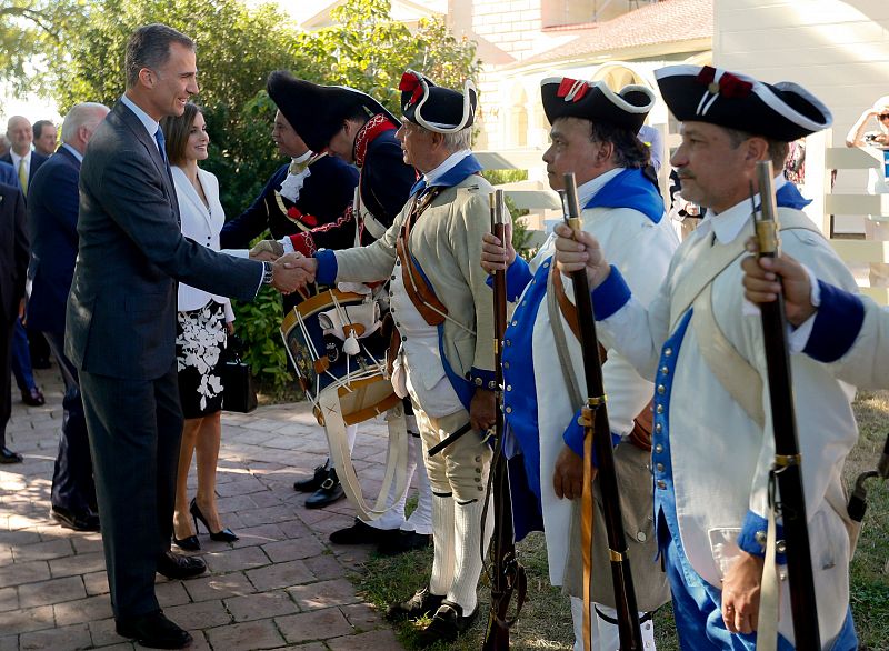 Los reyes saludan a una línea de soldados ataviados con uniformes del regimiento de la Luisiana española, que les rindieron honores a su llegada a los jardines de Mount Vernon.