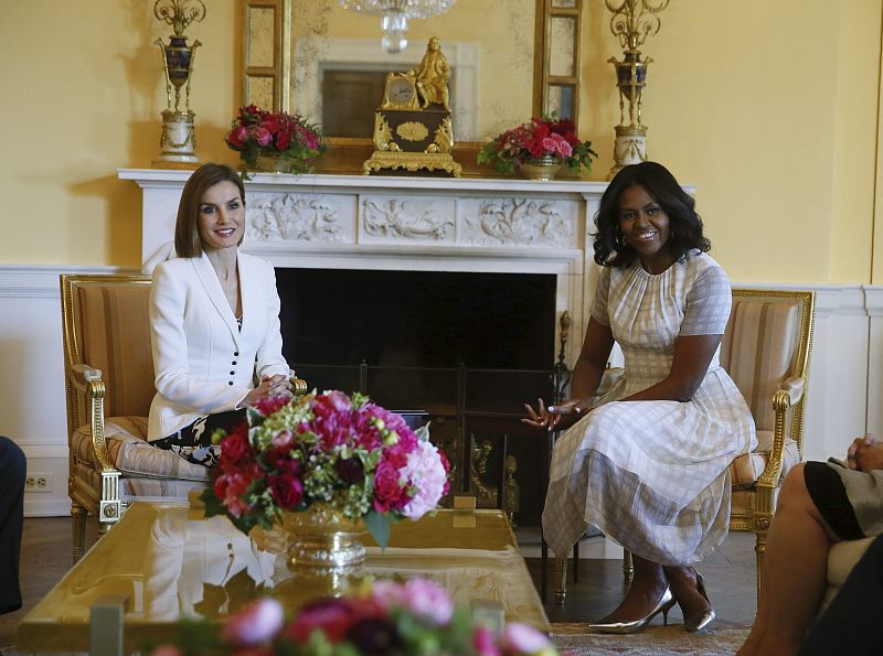 La reina Letizia y la primera dama, Michelle Obama, durante el encuentro que han mantenido en la Casa Blanca.