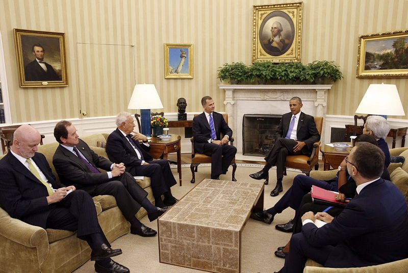 El rey Felipe y el presidente de EEUU, Barack Obama, durante el encuentro que han mantenido en el despacho oval.