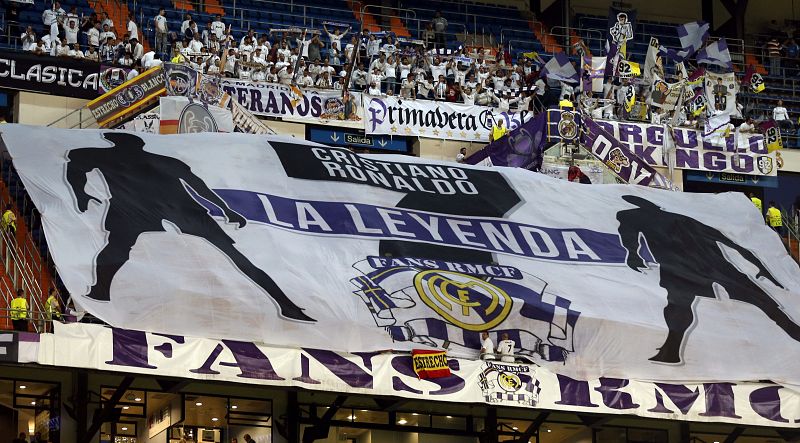 Una pancarta homenajea a Cristiano Ronaldo en el Santiago Bernabéu