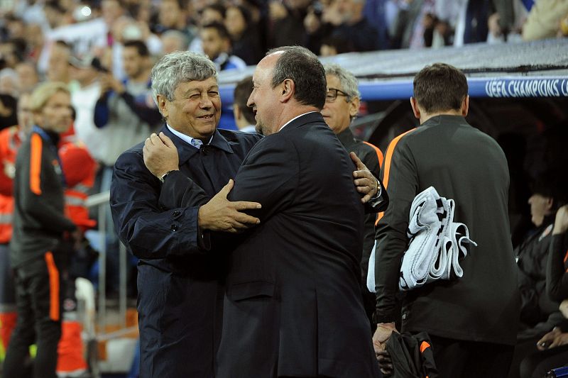 Los entrenadores de Real Madrid y Shakhtar, Rafa Benítez y Mircea Lucescu, se saludan antes del partido
