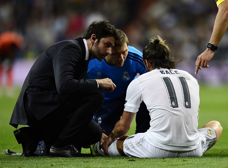 Los fisios del Madrid atienden a Gareth Bale, que se retira lesionado en el gemelo