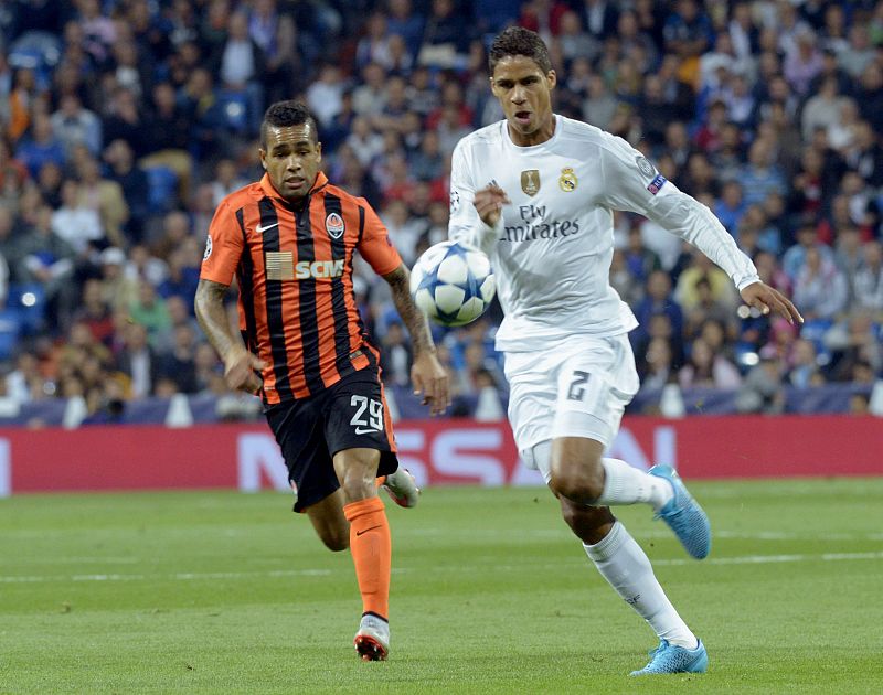 El defensa del Real Madrid Raphael Varane también se lesionó y tuvo que ser retirado