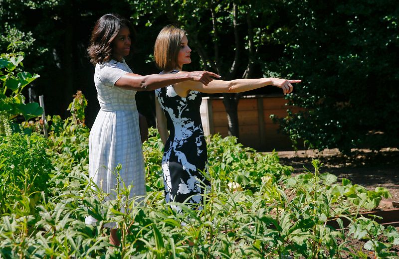 La primera dama, Michelle Obama, muestra a la reina Letizia el huerto ecológico creado por ella en la Casa Blanca para promover la alimentación saludable.