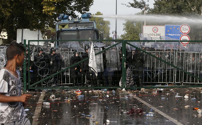 La policía húngara utiliza cañones de agua contra los refugiados en la frontera con Serbia