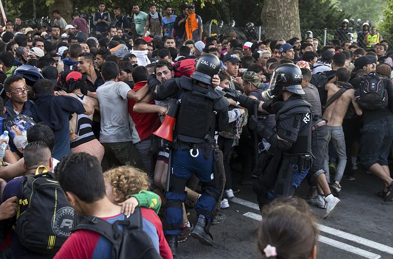 La policía húngara forma una barrera para contener la entrada de refugiados tras la rotura de parte de la valla