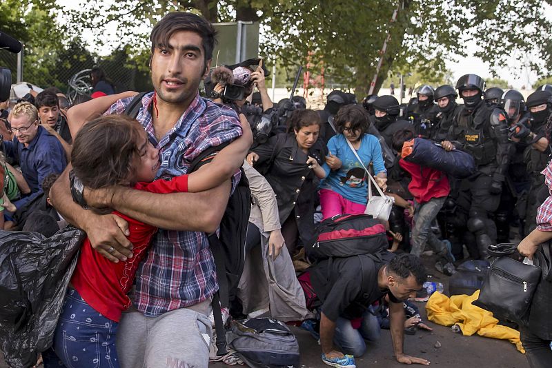 Algunos niños se han encontrado atrapados en los enfrentamientos de la policía húngara con un grupo de refugiados