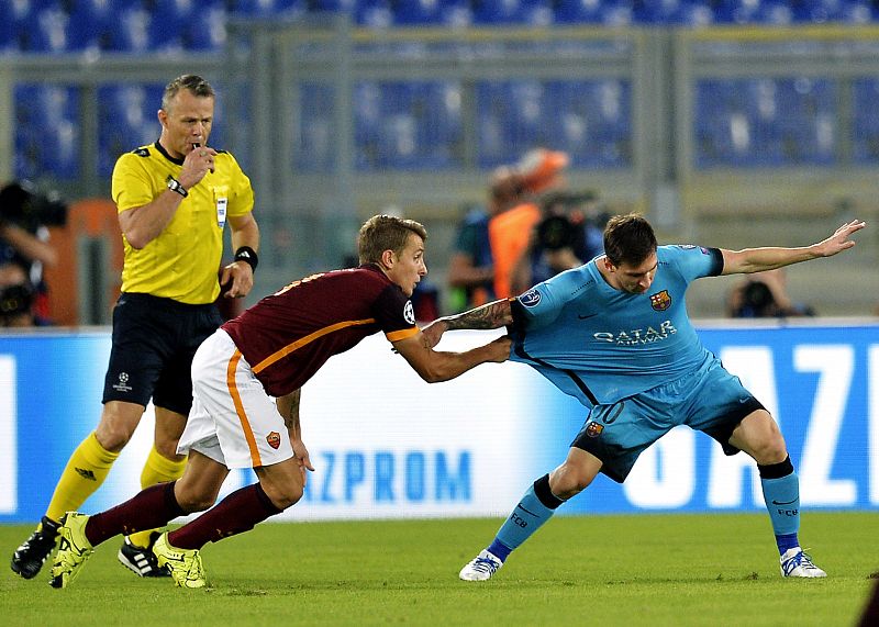 Lucas Digne, de la Roma, trata de frenar a Messi con un agarrón