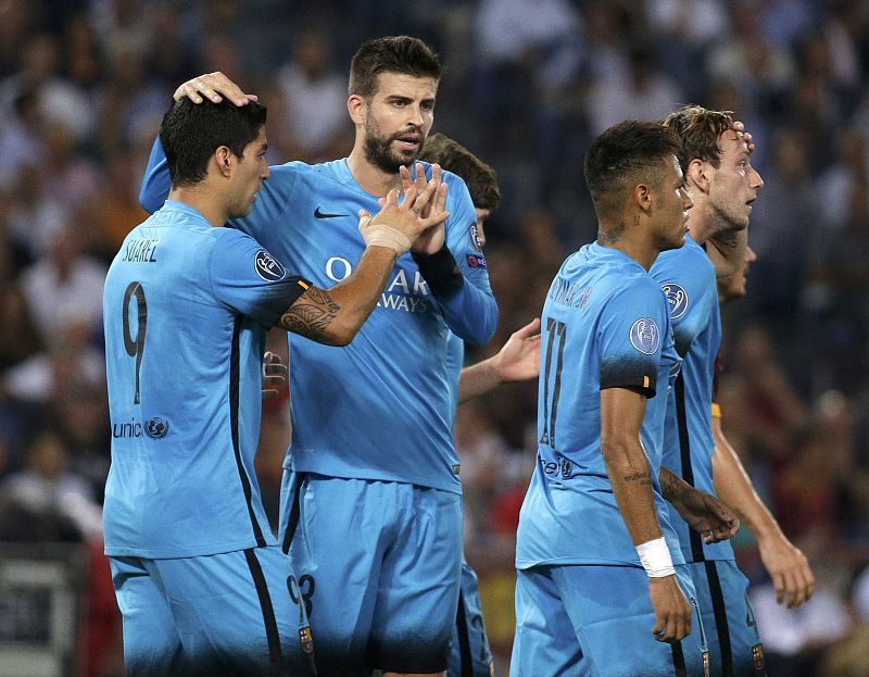 Suárez recibe la felicitación de sus compañeros culés tras el 0-1