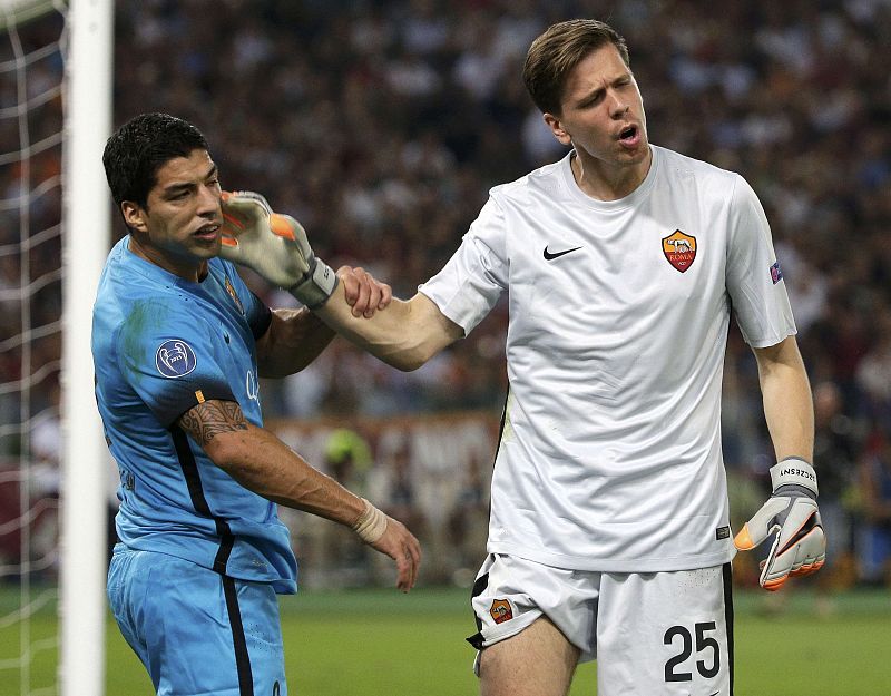 El meta de la Roma, Szczesny, riñe con Suárez