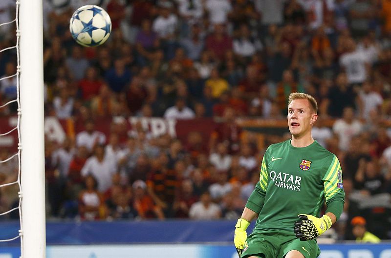 El portero del Barcelona, Ter Stegen, observa el balón entrar en su portería