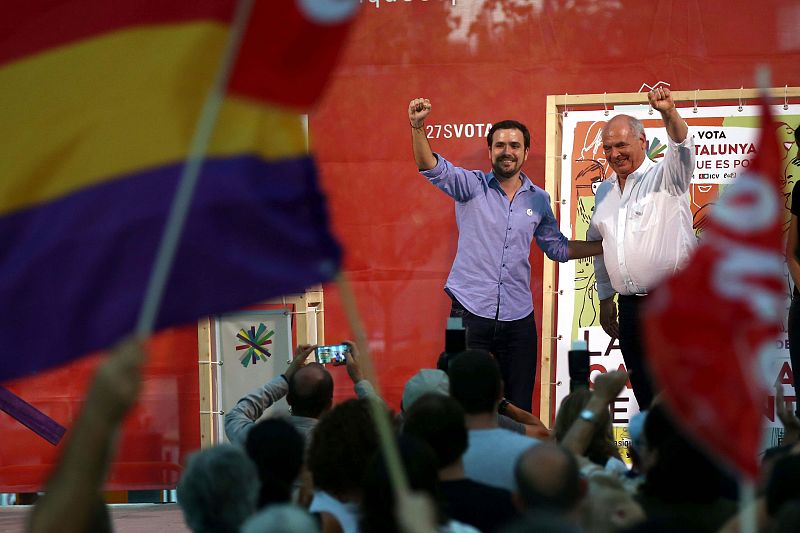 El cabeza de lista de Catalunya Sí que es Pot, Lluís Rabell (d), y el candidato de IU a la presidencia del Gobierno, Alberto Garzón