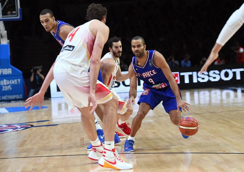 El base francés Tony Parker encara a Pau Gasol seguido de cerca por Pau Ribas