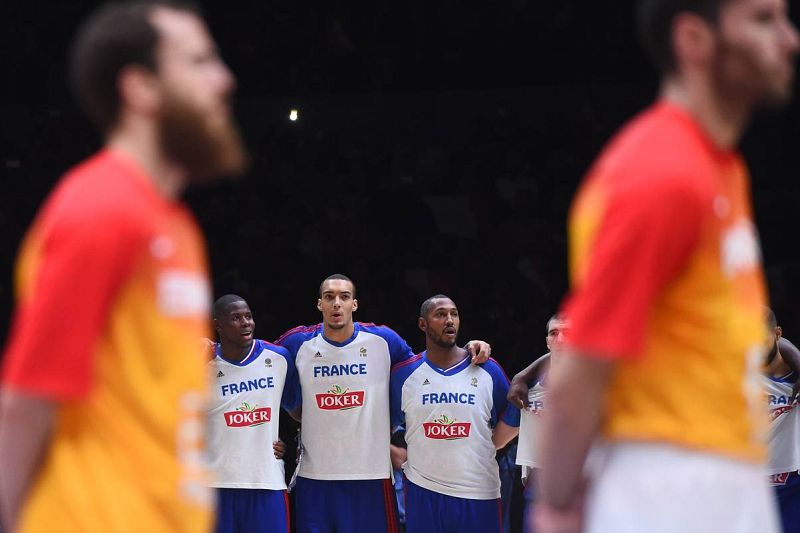 Los jugadores de Francia y España escuchan los himnos nacionales