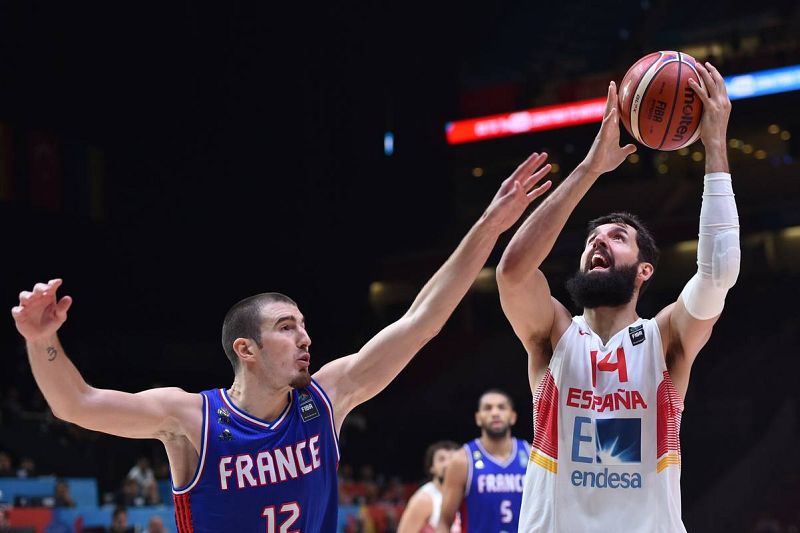 El hispano montenegrino Niko Mirotic lanza a canasta ante Nando de Colo
