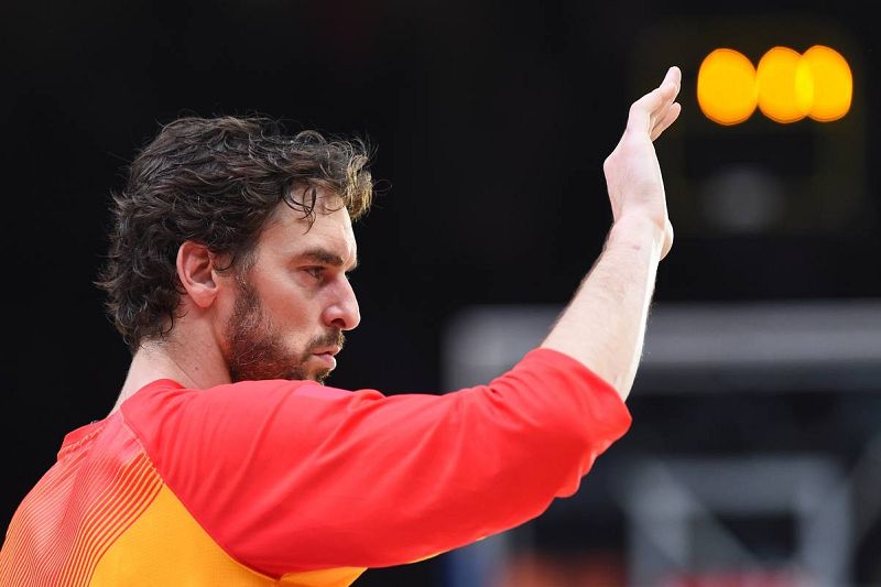 Pau Gasol saluda a sus compañeros en la presentación de los equipos del Francia - España
