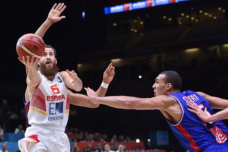 El base español Sergio Rodríguez intenta entrar a canasta ante el galo Gobert