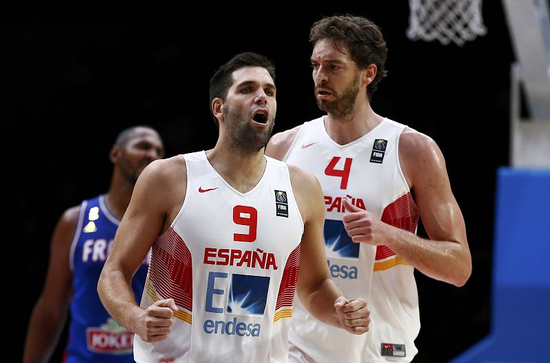 Felipe Reyes celebra una canasta felicitado por Pau Gasol
