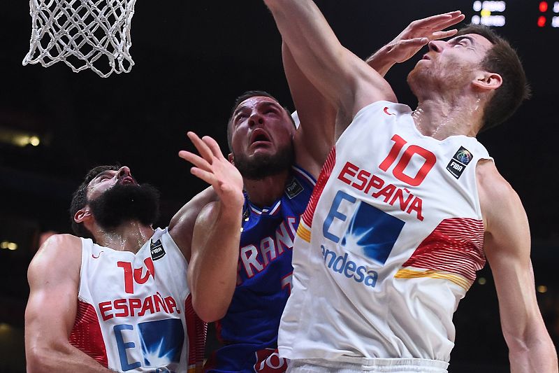 Víctor Claver y Niko Mirotic defienden ante el francés Lauvergne