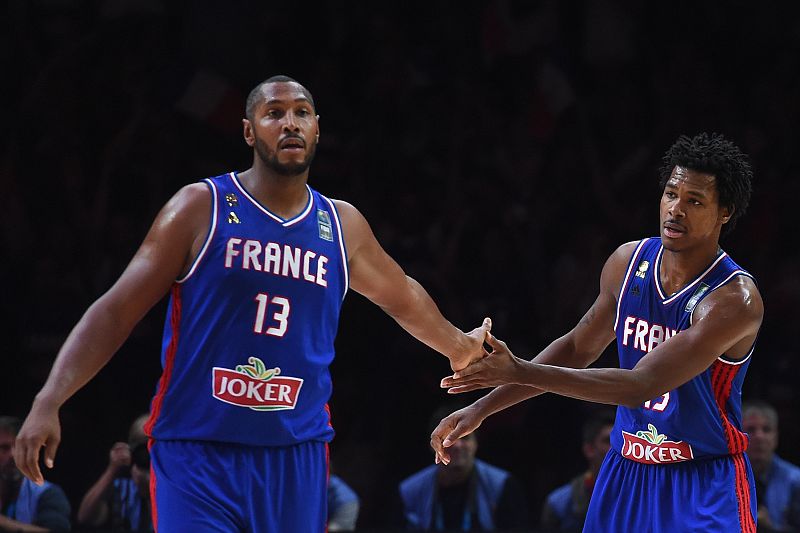 Los franceses Boris Diaw y Mickael Gelabale celebran una jugada