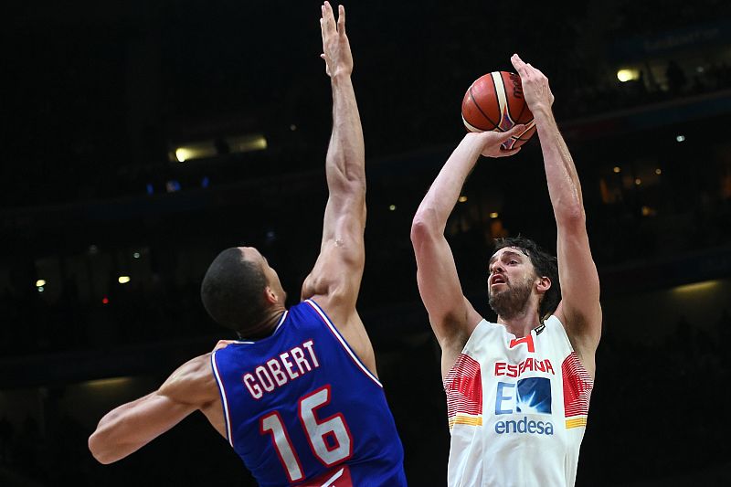 Gasol lanza a canasta ante la defensa de Gobert