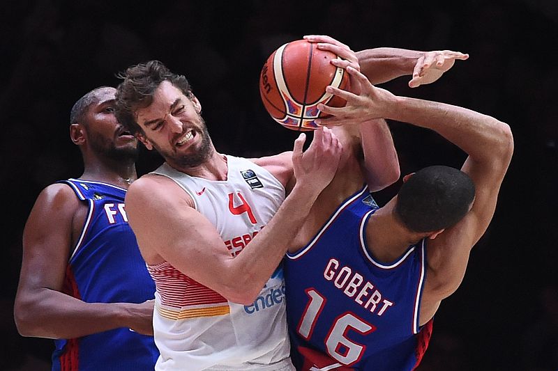 Pau Gasol lucha un rebote con el francés Gobert