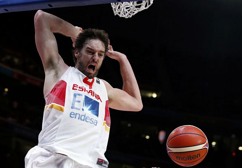 Pau Gasol machaca el aro de Francia