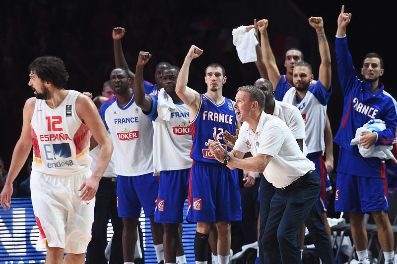 El banquillo de Francia celebra una canasta en un igualado duelo ante España