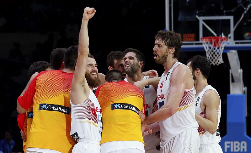 Los jugadores de España, con Sergio Rodríguez y Pau Gasol en primer término, celebran la victoria