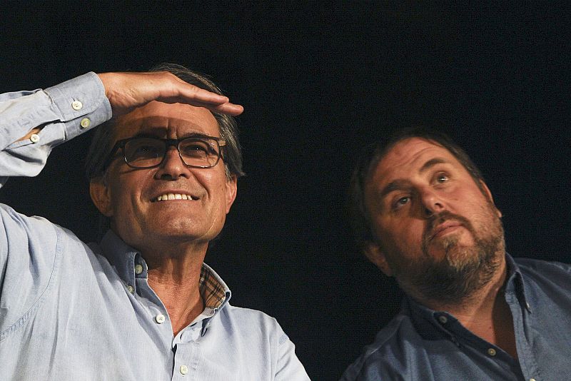 El president de la Generalitat y candidato numero cuatro por Junts pel Sí, Artur Mas, y el candidato número cinco y presidente de ERC, Oriol Junqueras