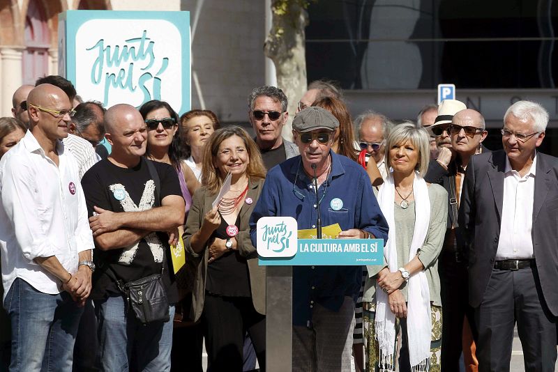 El cabeza de lista de Junts pel Sí, Raül Romeva (i), escucha al cantautor Lluis Llach, durante el acto "La Cultura del Sí" en el que ha participado hoy junto a varias personalidades del mundo de la cultura, en la Plaça Margarida Xirgu de Barcelona.
