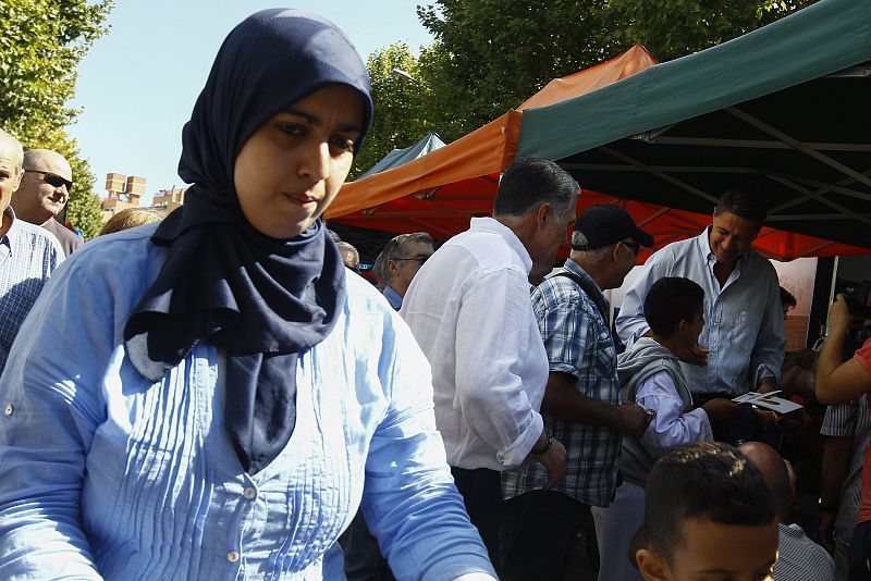 El candidato del PPC a la presidencia de la Generalitat, Xavier García Albiol (d), durante un paseo por el mercado del barrio de Cerdanyola de Mataró (Barcelona).