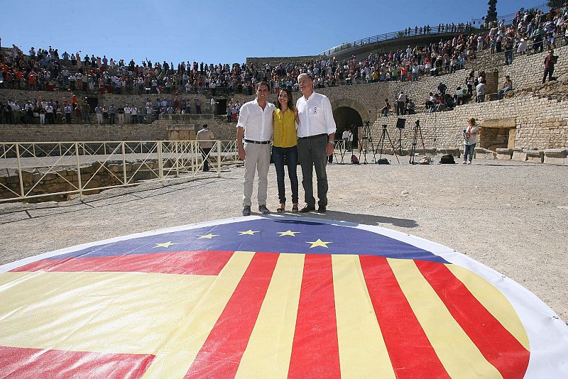 La candidata de Ciudadanos (C's) a la presidencia de la Generalitat, Inés Arrimadas (c), junto con el presidente del partido, Albert Rivera, y el cabeza de lista de Ciutadans por Tarragona, Matías Alonso (d), durante el acto central de campaña de su