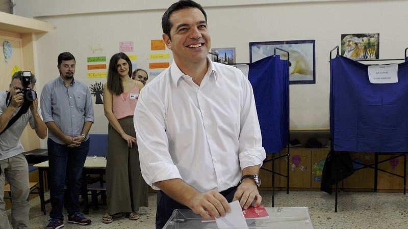 El ex primer ministro griego, Alexis Tsipras, deposita su voto en un colegio de Atenas. REUTERS/Vangelis Meimarakis