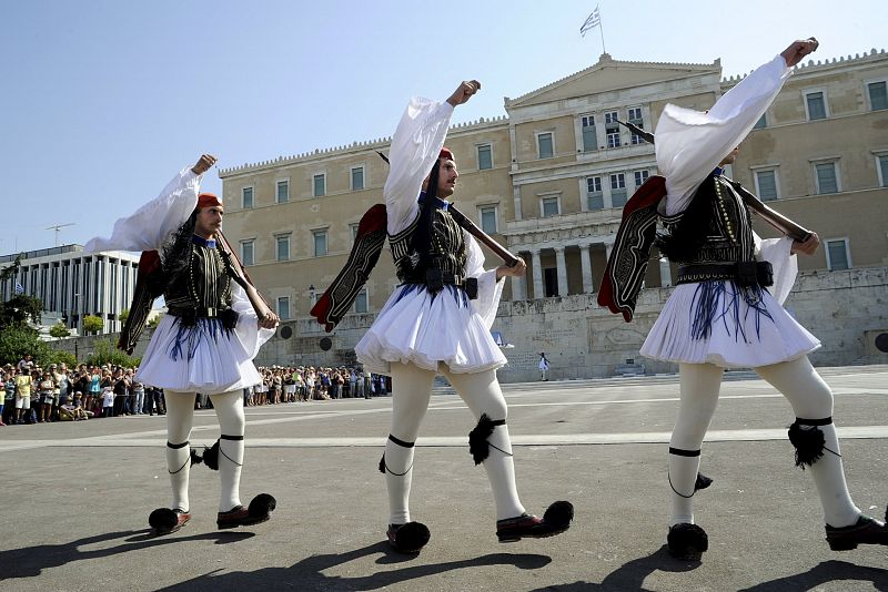 Miembros de la Marcha Presidencial Griega enfrente del Parlamento