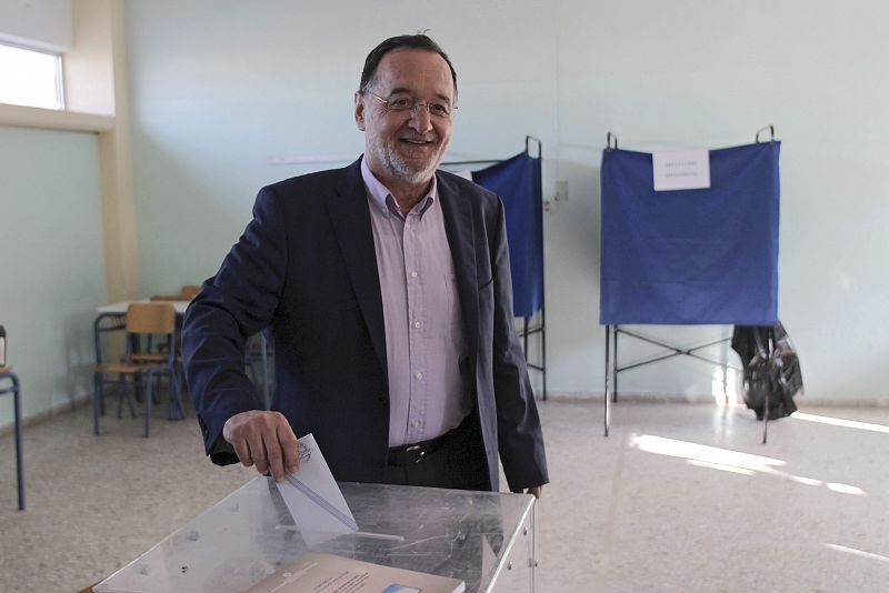 El líder del partido escindido de Syriza, Unidad Popular, Panagiotils Lafazanis, acude a votar.