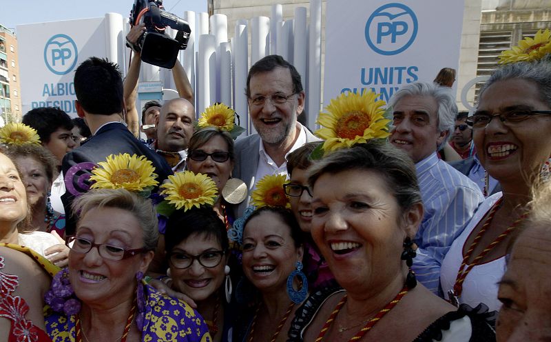 El presidente del Gobierno, Mariano Rajoy, se fotografía con varias simpatizantes a su llegada al mitin del PPC en Badalona (Barcelona), en el acto central de la campaña de los 'populares'.