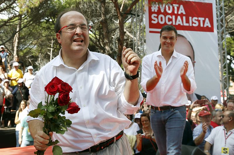 Miquel Iceta baila en la Fiesta de la Rosa, celebración anual de los socialistas catalanes en Gavà (Barcelona), en presencia del secretario general del PSOE, Pedro Sánchez.