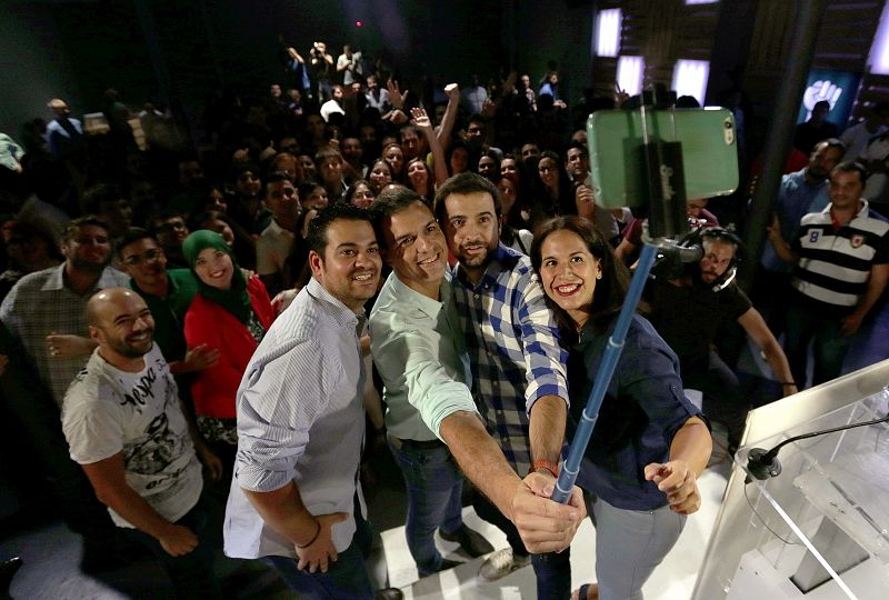 El secretario general del PSOE, Pedro Sánchez, se hace un selfie en un acto con jóvenes socialistas en Barcelona.