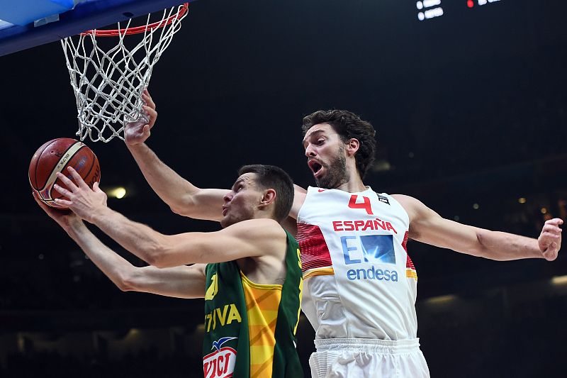 Gasol trata de defender un intento del lituano Seibutis