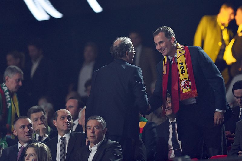 El rey Felipe VI ha acudido a la final del Eurobasket en Lille para apoyar a España