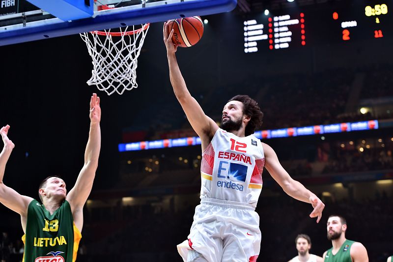 Sergio Llull penetra a canasta ante Jankunas