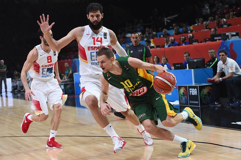 Seibutis progresa ante la mirada de Mirotic