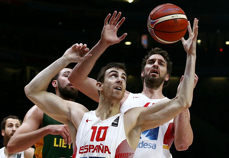 Víctor Claver gana un rebote para España ante la mirada de Gasol