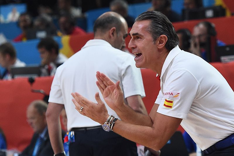 Sergio Scariolo, seleccionador de España, dando instrucciones en la final