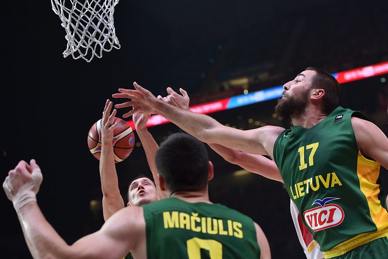 Valanciunas y Maciulis tratan de ganar un rebote para Lituania