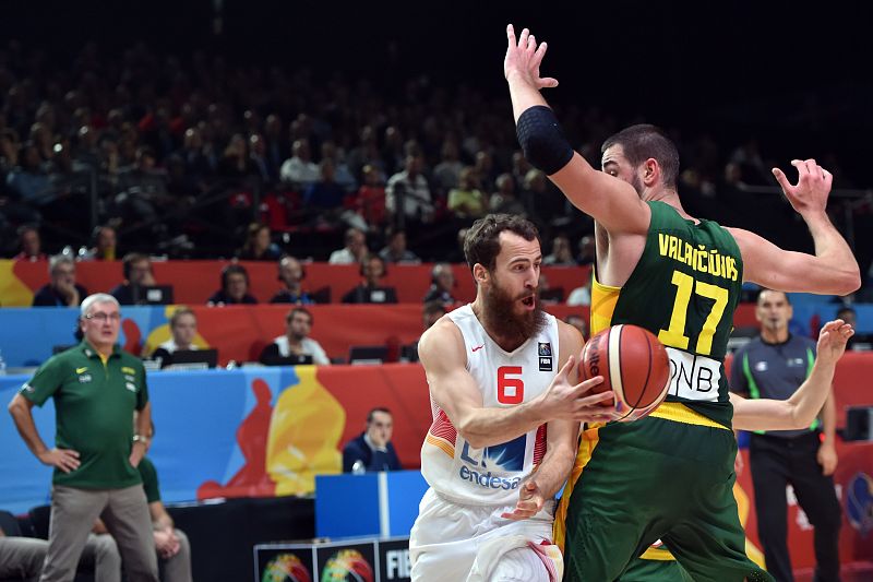 Sergio Rodríguez trata de zafarse de la marca de Valanciunas