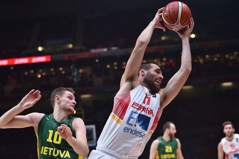 San Emeterio atrapa un balón anticipándose a Seibutis