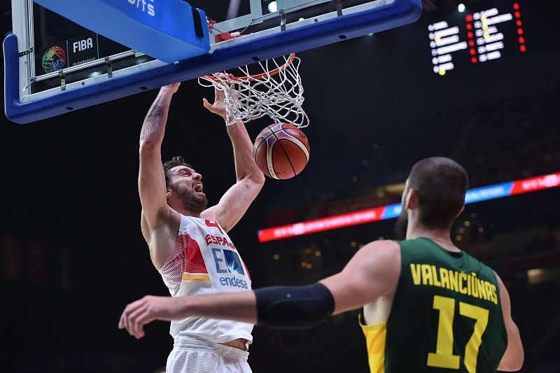 Gasol machaca el aro de Lituania una vez más
